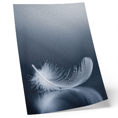 Wandposter Witte veer op een grijze achtergrond, symbool voor vrede en harmonie.