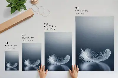 Wandposter witte veer op een grijze achtergrond als symbool voor vrede en harmonie