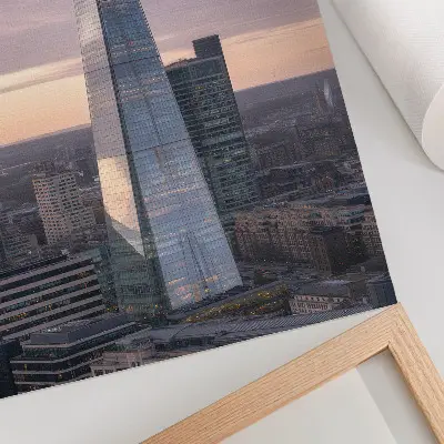 Decoratieve poster wolkenkrabber bij zonsondergang in de stad