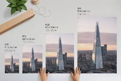 Decoratieve poster wolkenkrabber bij zonsondergang in de stad