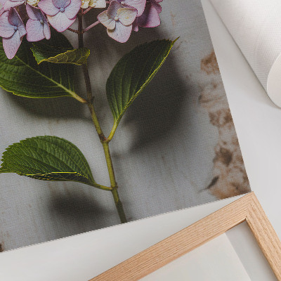 Wandposter Roze hortensia met groene bladeren en een rustieke achtergrond.