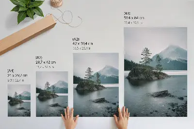 Poster met een verstild en harmonieus natuurlandschap van een meer in de mist bij Bergen