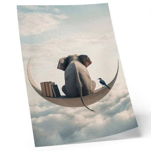 Decoratieve poster olifant op een halve maan met boeken tussen de wolken