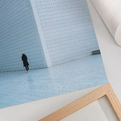 Poster met een indrukwekkende muur met geometrische patronen