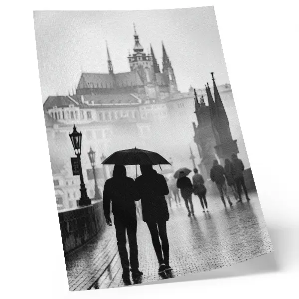 Poster stel tijdens een wandeling in de regen bij historische architectuur