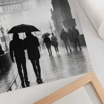 Poster stel tijdens een wandeling in de regen bij historische architectuur