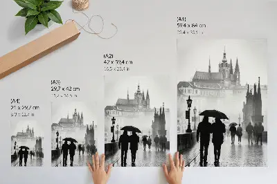 Poster stel tijdens een wandeling in de regen bij historische architectuur
