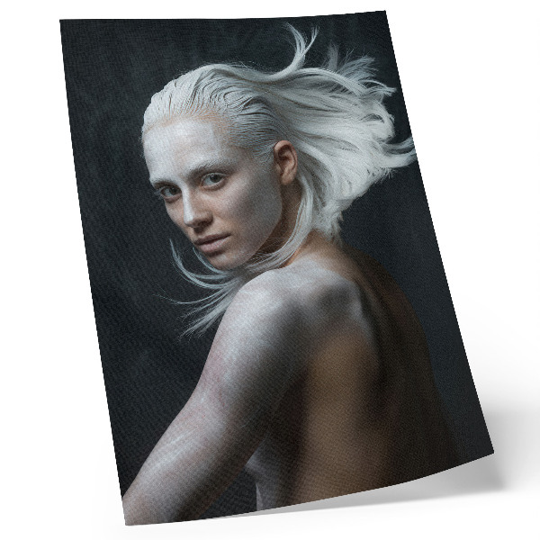 Wandposter Donkere achtergrond, delicate witte haren, scherp in beeld