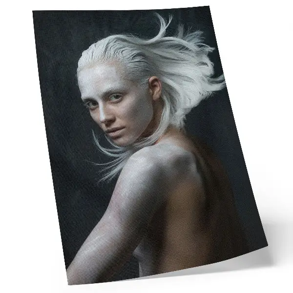 Wandposter met delicate witte haren op een donkere achtergrond