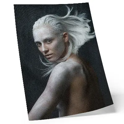 Wandposter met delicate witte haren op een donkere achtergrond