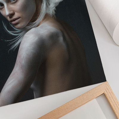 Wandposter Donkere achtergrond, delicate witte haren, scherp in beeld