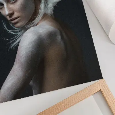 Wandposter met delicate witte haren op een donkere achtergrond