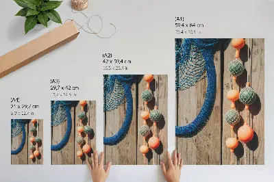 Poster met kleurrijke boeien tegen een houten muur met maritieme accenten