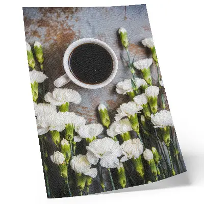 Wandposter met een kopje koffie en witte anjerbloemen