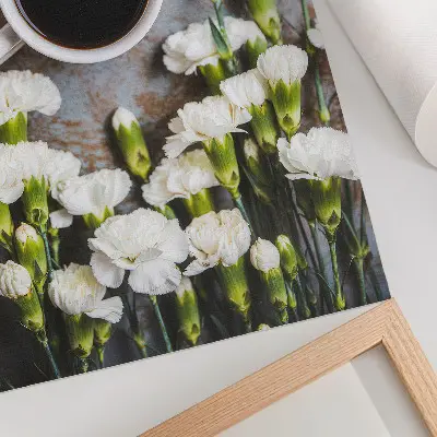 Wandposter met een kopje koffie en witte anjerbloemen