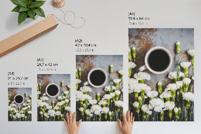 Wandposter Een kopje koffie en witte anjerbloemen