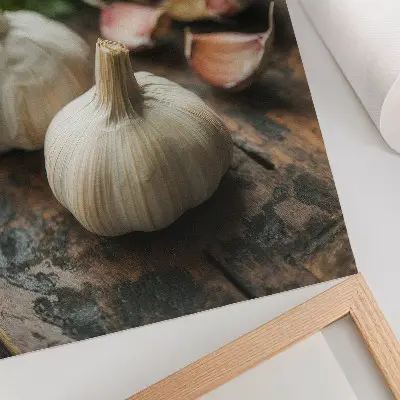 Wandposter met een rustieke afbeelding van knoflook op hout voor een authentieke natuurlijke sfeer