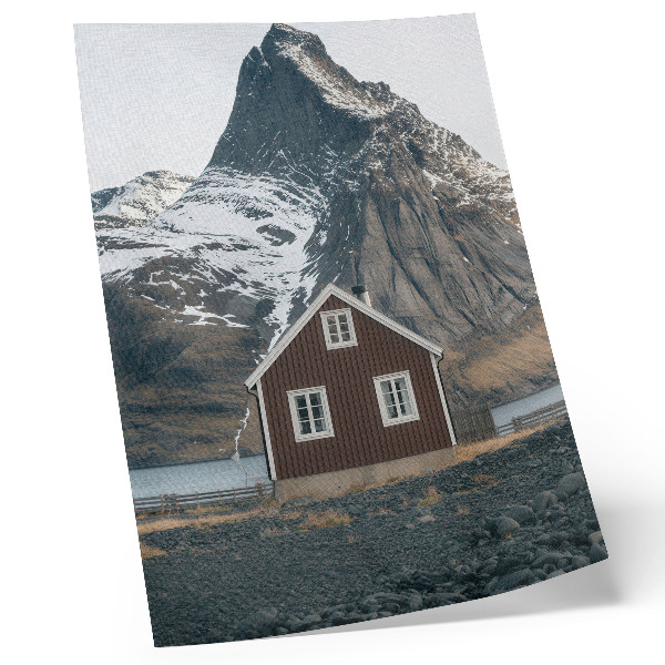 Poster Berglandschap, houten huis, besneeuwde bergtoppen