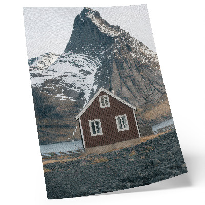 Poster Berglandschap, houten huis, besneeuwde bergtoppen