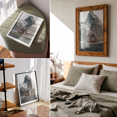 Poster Berglandschap, houten huis, besneeuwde bergtoppen