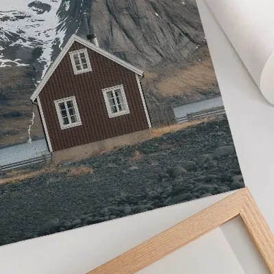 Poster berglandschap met een houten huis en besneeuwde bergtoppen