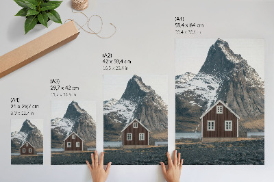 Poster Berglandschap, houten huis, besneeuwde bergtoppen