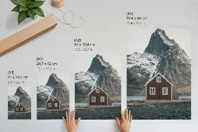 Poster berglandschap met een houten huis en besneeuwde bergtoppen