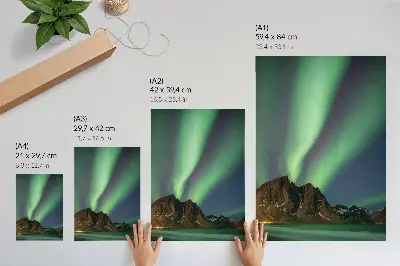 Decoratieve poster met een magische hemel, groen licht en indrukwekkende bergen