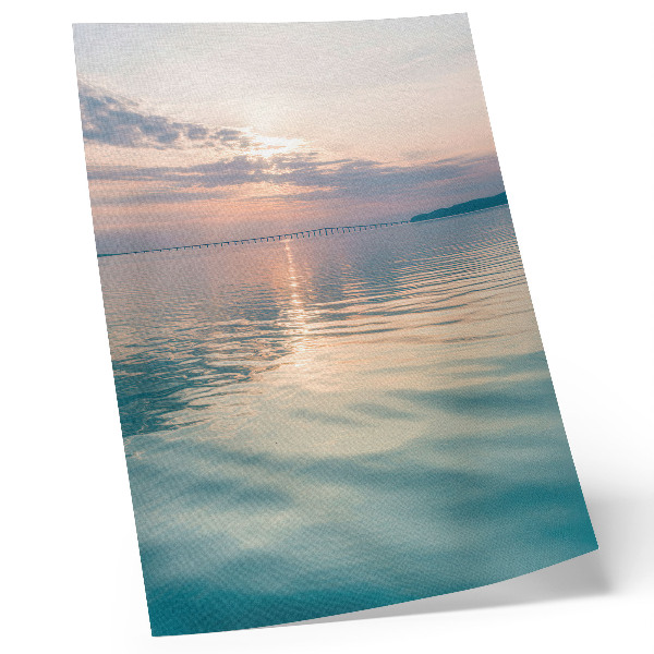 Decoratieve poster Rustig wateroppervlak, warme kleuren van de lucht, brug
