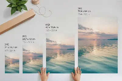 Decoratieve poster rustig wateroppervlak met warme kleuren van de lucht en een brug