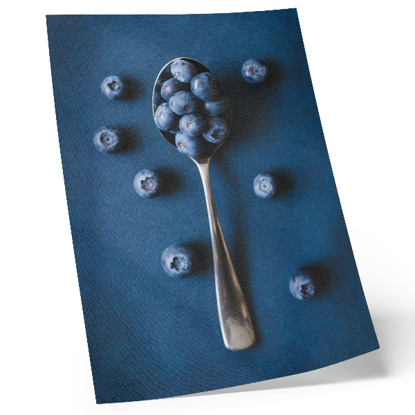 Poster Bosbessen op een lepel op een blauwe achtergrond, elegantie