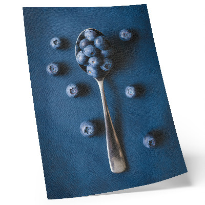 Poster Bosbessen op een lepel op een blauwe achtergrond, elegantie