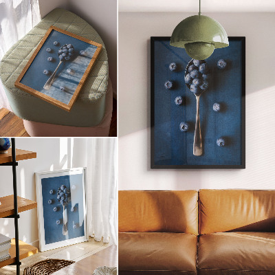 Poster Bosbessen op een lepel op een blauwe achtergrond, elegantie