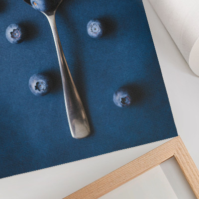 Poster Bosbessen op een lepel op een blauwe achtergrond, elegantie