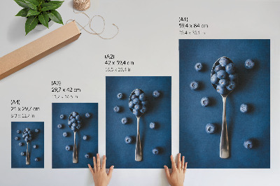 Poster Bosbessen op een lepel op een blauwe achtergrond, elegantie