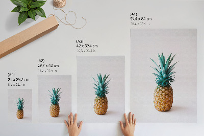 Decoratieve poster Ananas met turquoise bladeren op een witte achtergrond