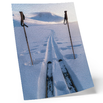 Wandposter Witte besneeuwde hemel, silhouet van bergen