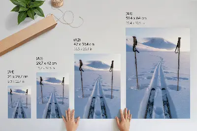 Wandposter witte besneeuwde hemel met silhouet van bergen