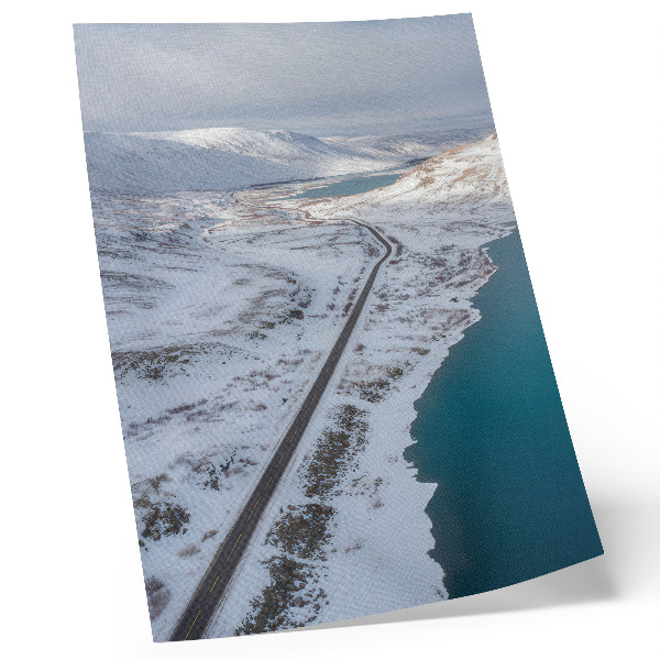 Poster Besneeuwd landschap, minimalisme, blauw water