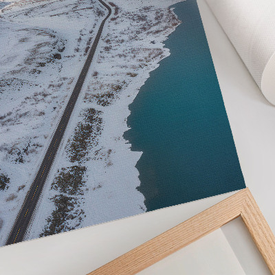 Poster Besneeuwd landschap, minimalisme, blauw water