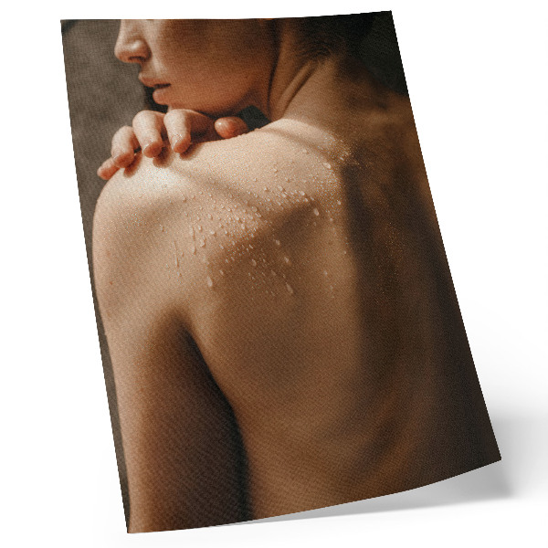 Wandposter Druppels water op de huid, natuurlijke elegantie