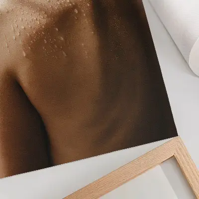 Wandposter druppels water op de huid met een natuurlijke elegantie
