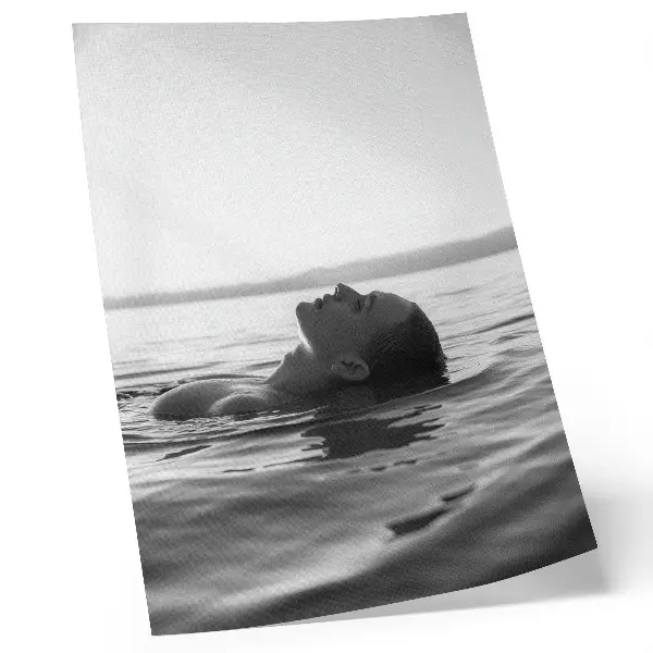 Poster minimalistische poster met zwart-wit esthetiek en elegant design