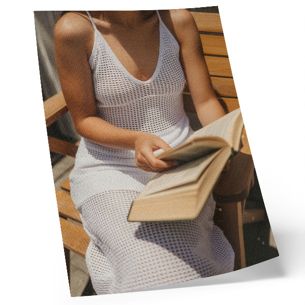 Poster Vrouw met een boek, houten bank, zon