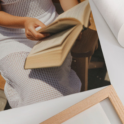 Poster Vrouw met een boek, houten bank, zon
