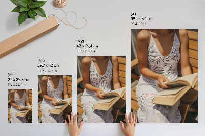 Poster Vrouw met een boek, houten bank, zon