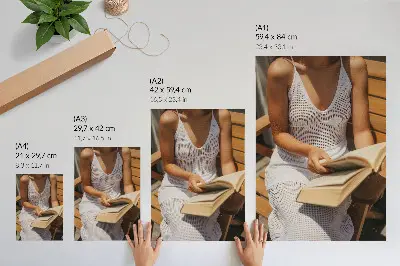 Poster vrouw met een boek op een houten bank in de zon