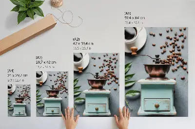 Decoratieve poster met een oude turquoise koffiemolen, koffiebonen en groene bladeren