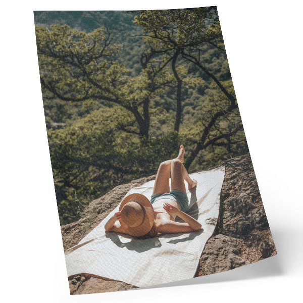Decoratieve poster Ontspannen op een rots, groene bomen, hoed, natuur