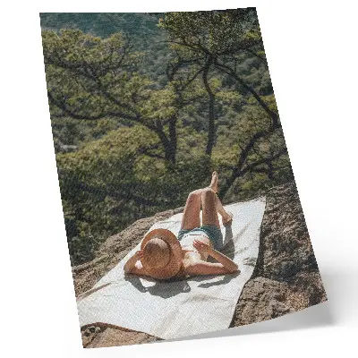 Decoratieve poster met een persoon ontspannend op een rots tussen groene bomen en een hoeddragend figuur in de natuur